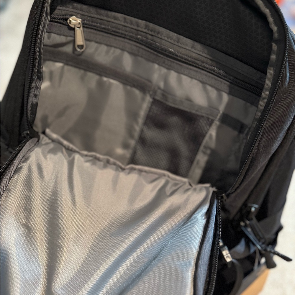 NWT The North Face Unisex Recon Day Travel Hike Student Backpack - Black - Picture 5 of 8